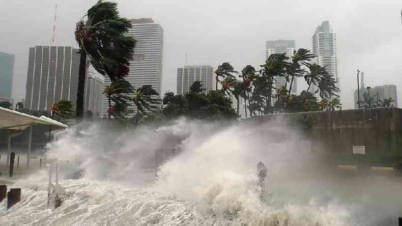 Os efeitos das mudanas climticas so mais sentidos em zonas costeiras, como Miami Beach(foto: Getty)