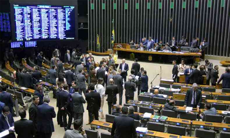 Deputados federais aprovaram em sesso no plenrio, em 20 novembro, requerimento de urgncia para o projeto de lei (foto: Leonardo Prado/Cmara dos Deputados)