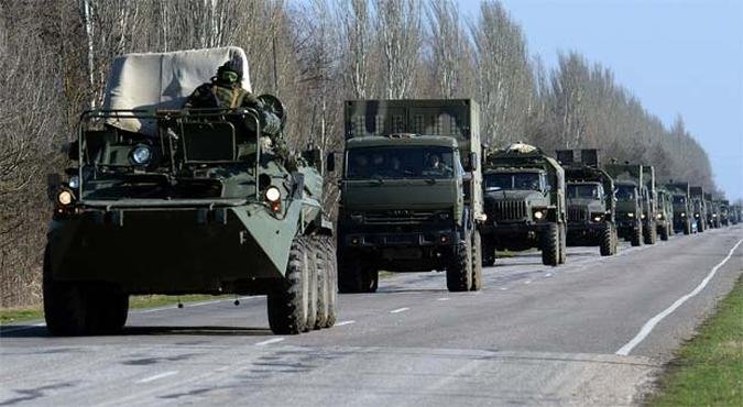 Ve�culos militares da R�ssia seguem estrada em dire��o � fronteira com a R�ssia(foto: AFP PHOTO/ VASILY MAXIMOV )