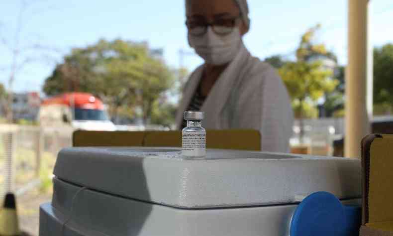 Segunda dose do imunizante ser aplicada em motoristas e garis em BH(foto: Edesio Ferreira/EM/D.A Press)