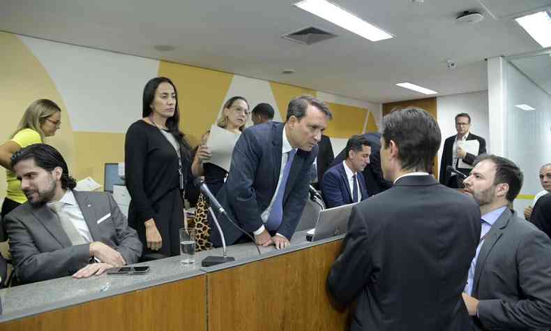 Deputados conversam durante reunio da CCJ da Assembleia de Minas nesta quarta-feira, 22 de maro