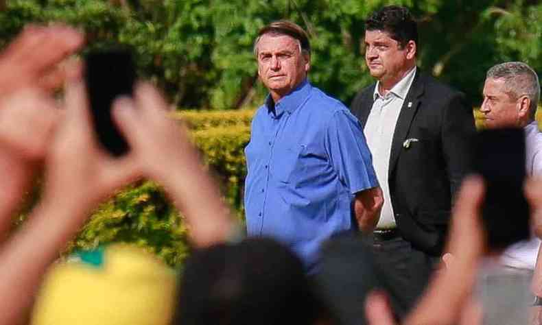 Jair Bolsonaro em conversa com apoiadores