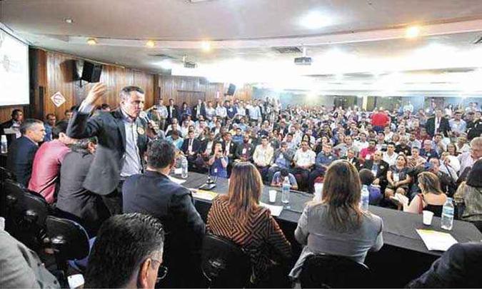 Mais de 300 prefeitos se reuniram com 11 deputados federais na sede do Conselho Regional de Engenharia e Agronomia de Minas Gerais (Crea-MG), em Belo Horizonte (foto: Alexandre Guzanshe/EM/D.A Press) Mais de 300 prefeitos se reuniram com 11 deputados federais na sede do Conselho Regional de Engenharia e Agronomia de Minas Gerais (Crea-MG), em Belo Horizonte (foto: Alexandre Guzanshe/EM/D.A Press)