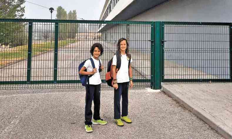Em Portugal, os irmos Theo, de 8 anos, e Gael, de 7, voltaram  escola no incio do ms, e o governo no pretende recuar(foto: Evelyn Cris/Arquivo pessoal/Divulgao )