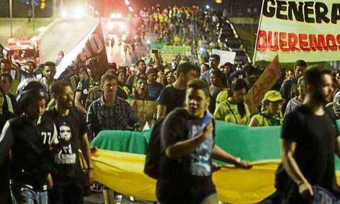 Manifestações em vários pontos do país, durante paralisação de caminhoneiros, pediam intervenção militar para estancar os problemas (foto: Luis Nova/Esp. CB/D.A Press) Manifestações em vários pontos do país, durante paralisação de caminhoneiros, pediam intervenção militar para estancar os problemas (foto: Luis Nova/Esp. CB/D.A Press)