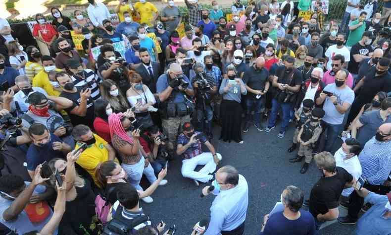 Manifestantes no mantiveram distanciamento recomendado pela Organizao Mundial de Sade (OMS)(foto: Alexandre Guzanshe/EM/D.A Press)