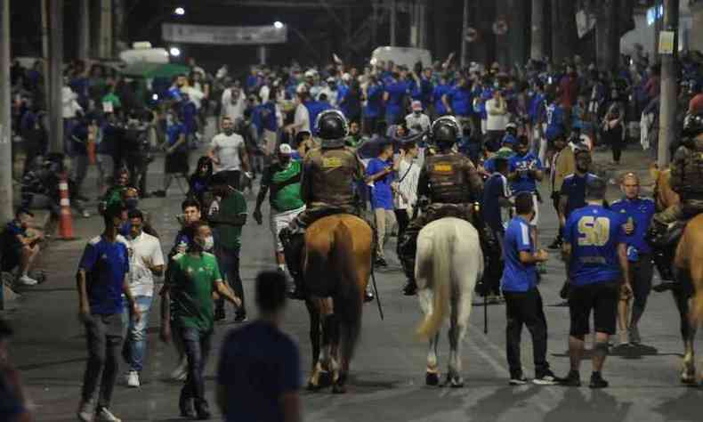 Cenas no entorno do Mineiro para a partida entre Cruzeiro e Confiana foram similares s observadas na quarta(foto: Tlio Santos/EM/DA Press)