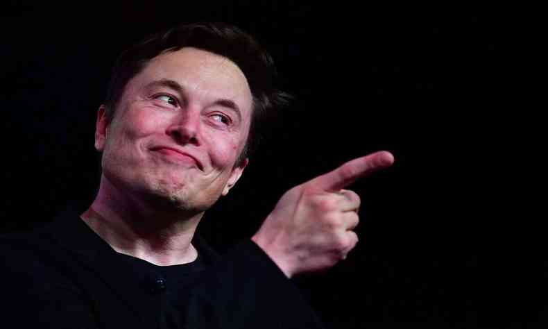 Elon Musk apontando dedo, com cara sapeca