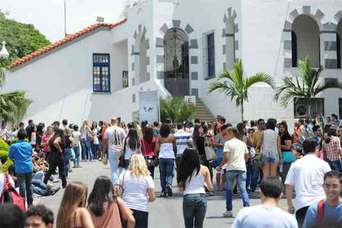 Movimento na PUC do Bairro Corao Eucarstico  intenso neste sbado.(foto: Gladyston Rodrigues/EM/D.A PRESS)