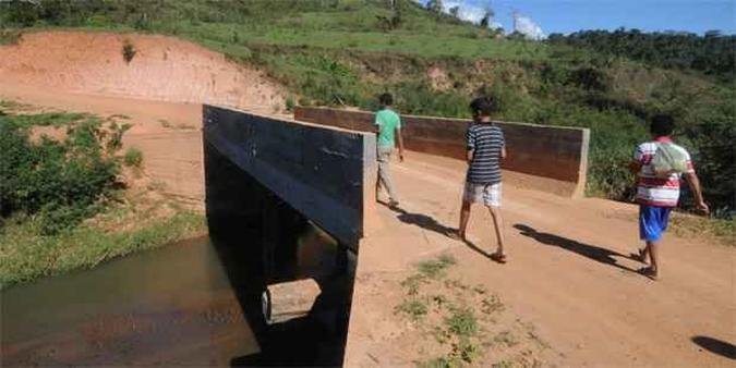 Entre as pontes a serem refeitas foi inclu�da uma que foi reconstru�da no ano passado pela prefeitura da vizinha Materl�ndia, no C�rrego dos Val�rios(foto: Beto Magalh�es/EM/DA Press)