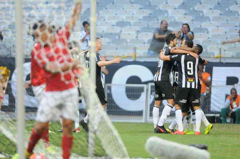 Elias marcou o segundo gol do Atltico(foto: Alexandre Guzanshe/EM/D.A Press)