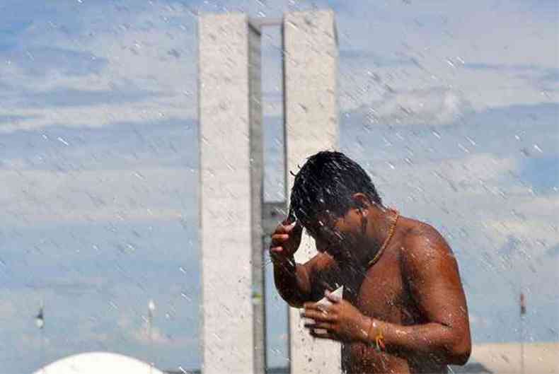 Para fugir do calor e da seca, homem molha o corpo na Esplanada dos Ministrios, em Braslia (foto: ABr)