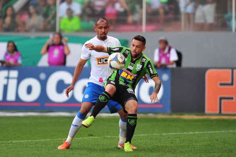 O atacante Felipe Azevedo renovou contrato por mais uma temporada com o Amrica(foto: RAMON LISBOA/EM/D.A PRESS )