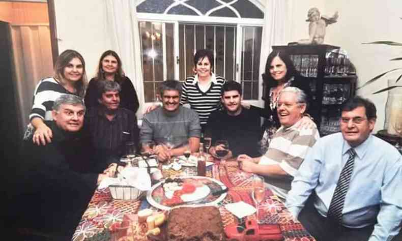Foto dos irmos Ana Maria, Vina, Maria Clia, Lucy, Ronaldo, Moacyr, Pedro, Paulo, Fernando e Roberto Rocha Brant, em torno da mesa na casa da famlia, em BH