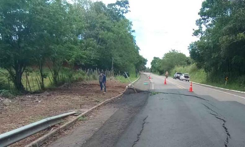 Rodovia parcialmente interditada devido a ruptura causada por chuva