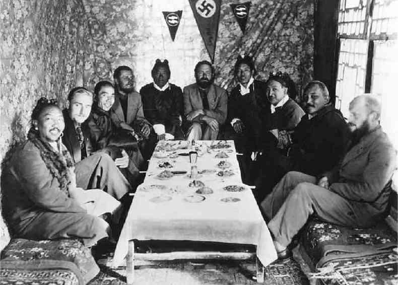 Bruno Beger, segundo a partir da esquerda, e outros em uma reunio em Lhasa, Tibete, em 1939