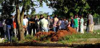Entre os sepultados em clima de comoção estavam duas crianças. Corpo de caminhoneiro foi trasladado(foto: Rodrigo Clemente/EM/D.A Press)