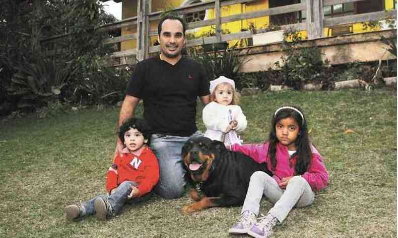 O veterinrio Hoberdan Fernando Magalhes e seus sobrinhos Pedro Augusto e Luana Beatriz, de 2 anos, e Sophia Kellem, de 4, convivem bem com a cadela Rhara, de 6(foto: Tlio Santos/EM/D.A Press)