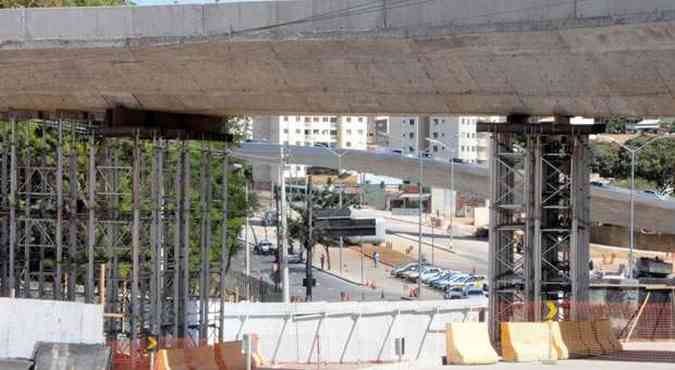 Prejuzo ser maior se forem constatados superfaturamento na construo do viaduto, segundo o MP. Elevado caiu no dia 3 julho, deixou dois mortos e 23 feridos(foto: PAULO FILGUEIRAS/EM/D.A PRESS)