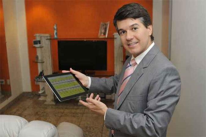 Advogado Ot�vio Rocha coloca os gastos e compromissos financeiros na planilha e diz que pode parecer chato, mas � fundamental (foto: Juarez Rodrigues/EM/D.A Press)