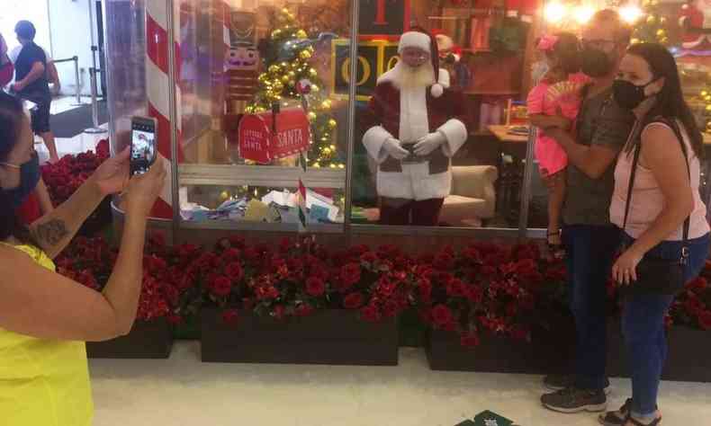 Papai Noel isolado por estrutura no Shopping Uberaba