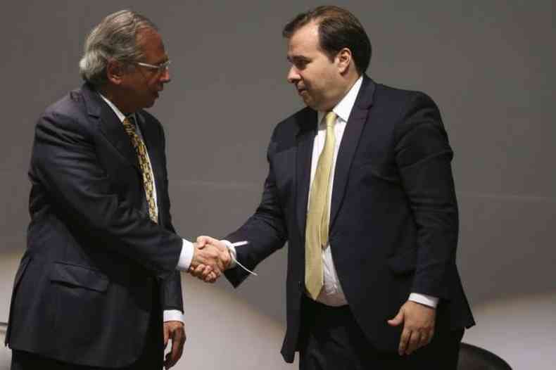 Rodrigo Maia (dir.) usou rede social para criticar Paulo Guedes (esq.)(foto: Valter Campanato/Agncia Brasil)