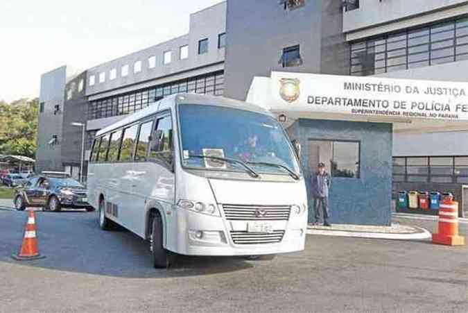 Sede da PF em Curitiba, que centraliza as investigaes da Lava-Jato: permanncia do atual diretor pode ser sinal de que a fora-tarefa ser mantida (foto: Antnio More/Gazeta do Povo - 24/3/15)