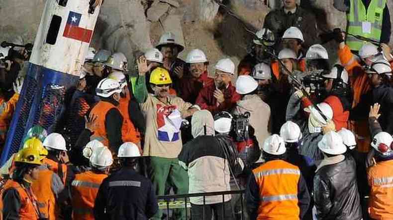 O mineiro Juan Illanes, o terceiro mineiro a ser resgatado da mina San Jos, no Chile, em 2010(foto: Getty Images)