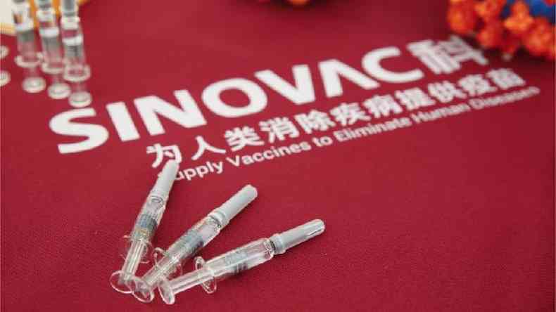 A CoronaVac  apenas uma das 44 vacinas que esto sendo desenvolvidas(foto: EPA/WU HONG)