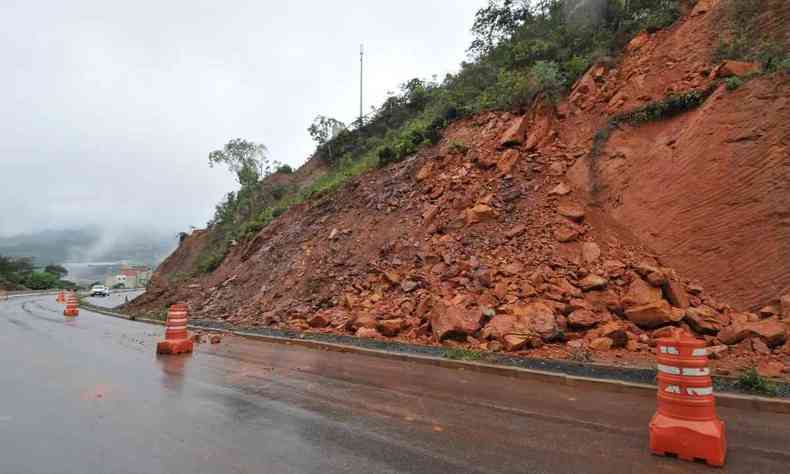 Deslizamento de terra em um trecho da rodovia MG-030 em Nova Lima