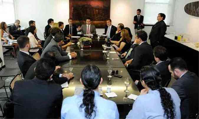 Reunio do secretrio de Governo, Odair Cunha, com deputados da base aliada: insatisfao e cobrana (foto: Ricardo Barbosa/ALMG)