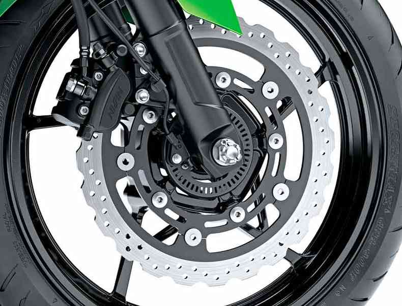 As rodas so de liga leve, com aros de 17 polegadas(foto: Kawasaki/Divulgao)