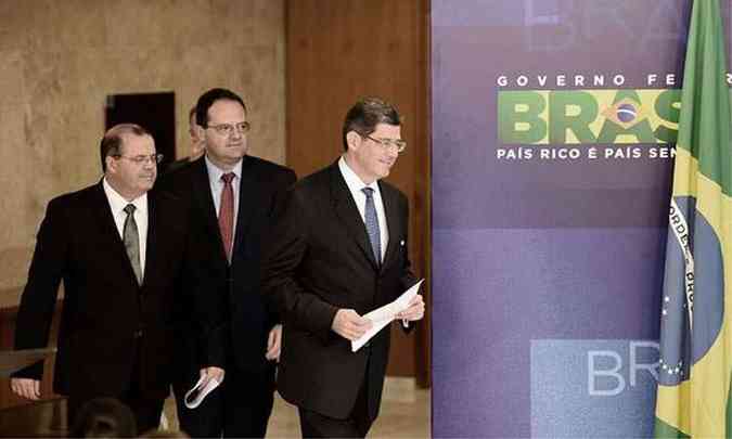 Tropa de choque econmica do segundo mandato de Dilma: o presidente do BC, Alexandre Tombini, e os ministros Nelson Barbosa, do Planejamento, e Joaquim Levy, da Fazenda (foto: Evaristo S/AFP)