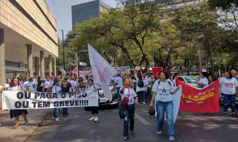 Passeata dos profissionais da enfermagem em BH na segunda-feira passada, 12/9