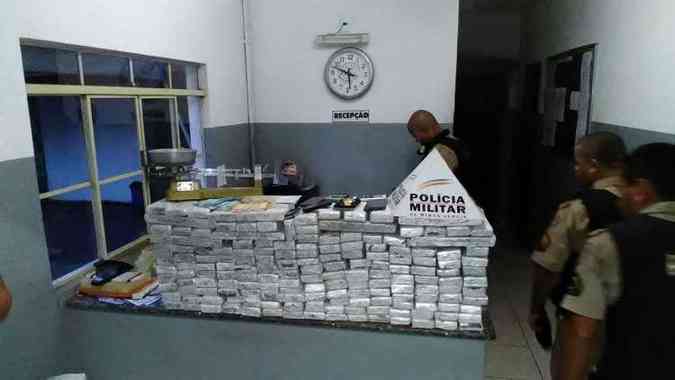 A droga estava dividia em aproximadamente 170 tabletes (foto: Polcia Militar (PM) / Divulgao)