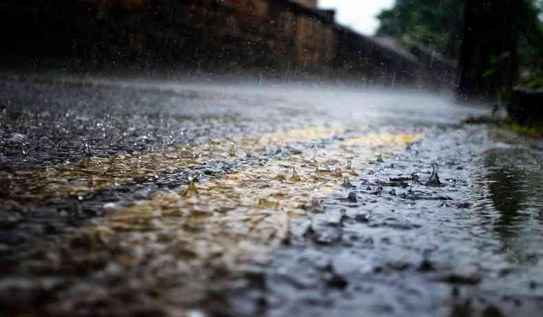 Pingos de chuva na estrada