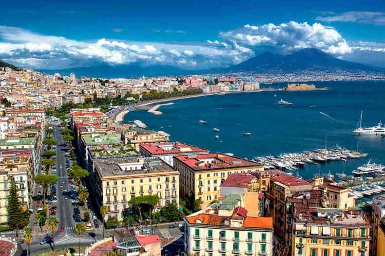 Banhada plas guas do Mediterrneo, Npoles  a terceira maior cidade da Itlia, ficando atrs apenas de Roma e Milo(foto: Booking.com/Divulgao)