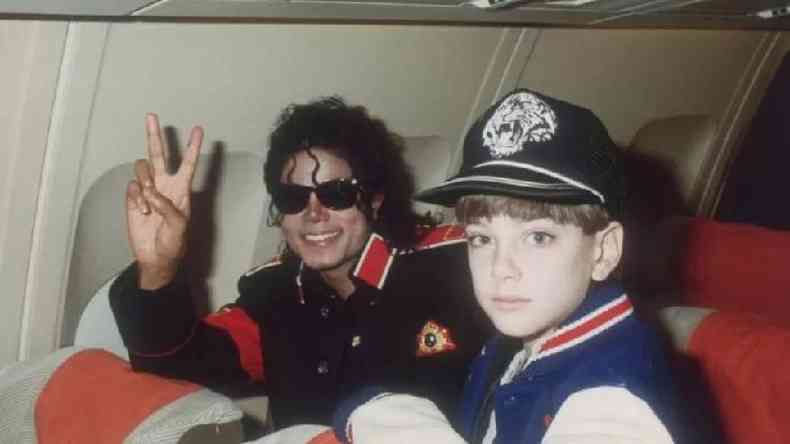 Michael Jackson e James Safechuck, de 10 anos, em 1988