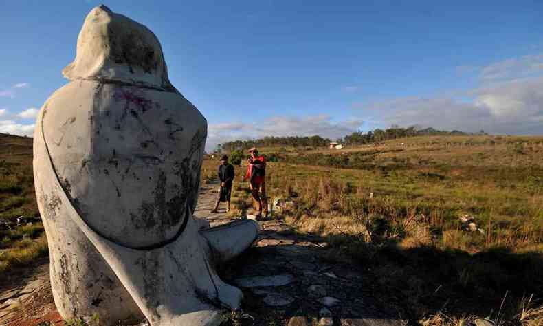 esttua juquinha serra do cip pichada turistas tirando fotos