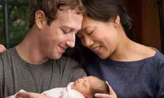 Foto compartilhada na postagem mostra o casal com sua primeira filha(foto: Reproduo/Facebook)