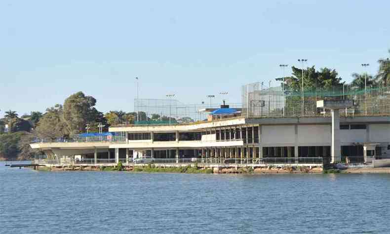 rea de 4 mil metros quadrados abriga academia, estacionamento e salo de eventos. Construo desagradou at ao arquiteto Oscar Niemeyer, que projetou o complexo(foto: Juarez Rodrigues/EM/DA Press)