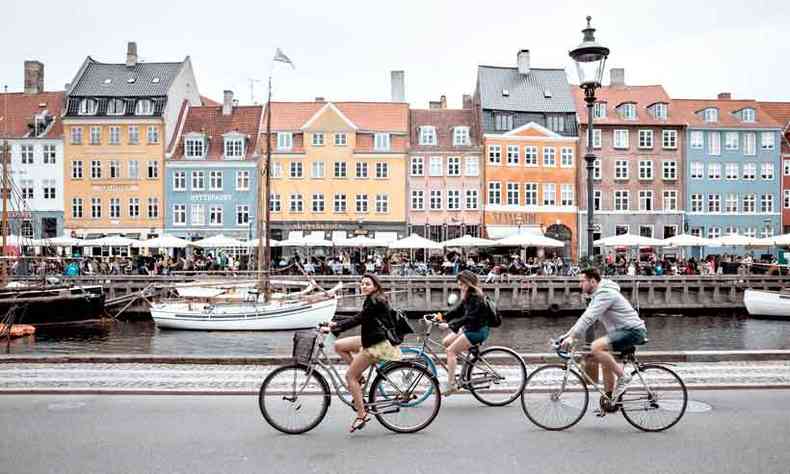 Ciclistas circulando pelo Porto de Nyhavn: cidade  toda pensada para atender  turma da bike(foto: Febiyan/Unsplash)