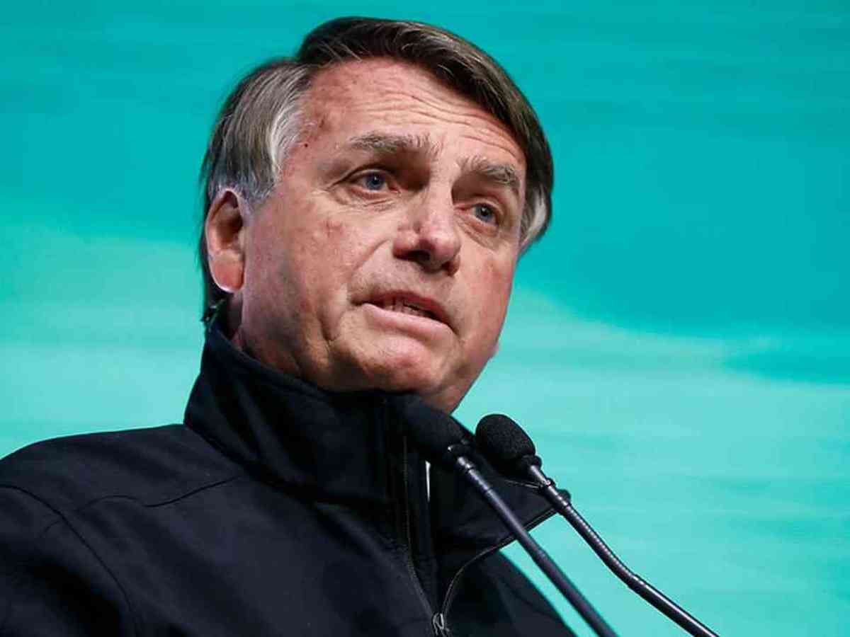 Bolsonaro imita pessoa com falta de ar e critica Mandetta