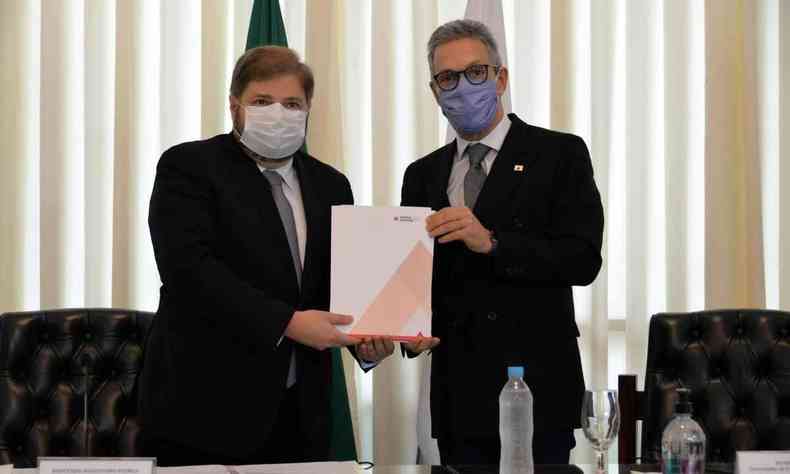 O governador Romeu Zema posa para foto ao lado de Agostinho Patrus, deputado do PV e presidente da ALMG