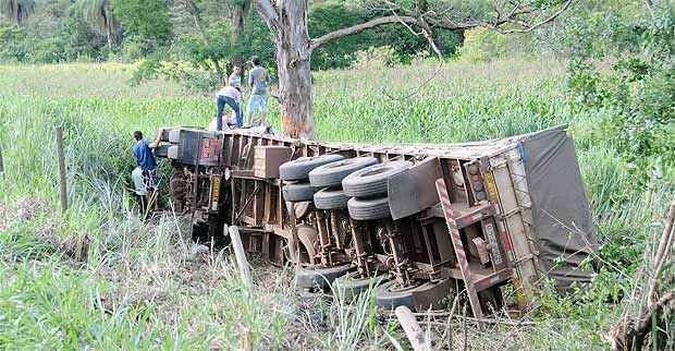 Com o impacto da batida o caminh�o tombou para fora da pista e bateu em uma �rvore(foto: Beto Novaes/EM/D.A.Press)