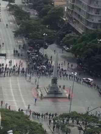 Manifestantes fecham a Praça Sete(foto: Cláudio Costa )