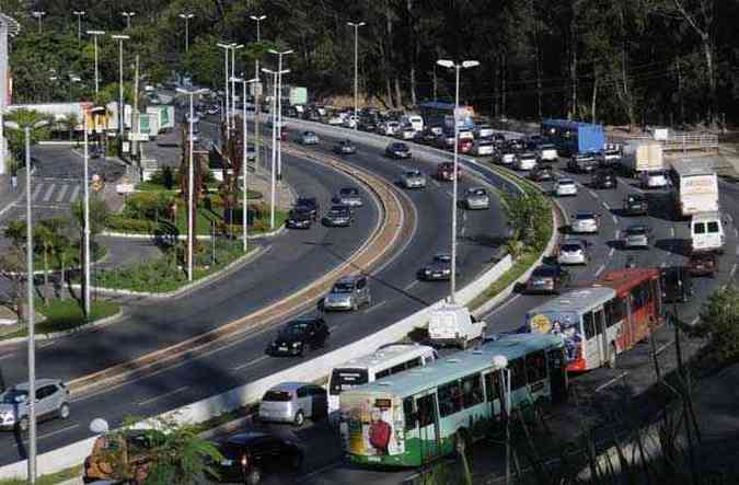 Engarrafamento no sentido bairro/Centro na curva do Ponteio, regio centro-sul(foto: Jair Amara/EM DA Press)