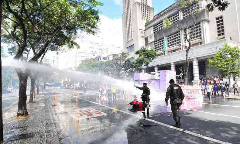 PM usou jatos d'gua e bombas de efeito moral para dispersar manifestao e liberar o trnsito na Afonso Pena, durante protesto de professores na tera-feira (foto: Gladyston Rodrigues/ EM/ D.A Press )