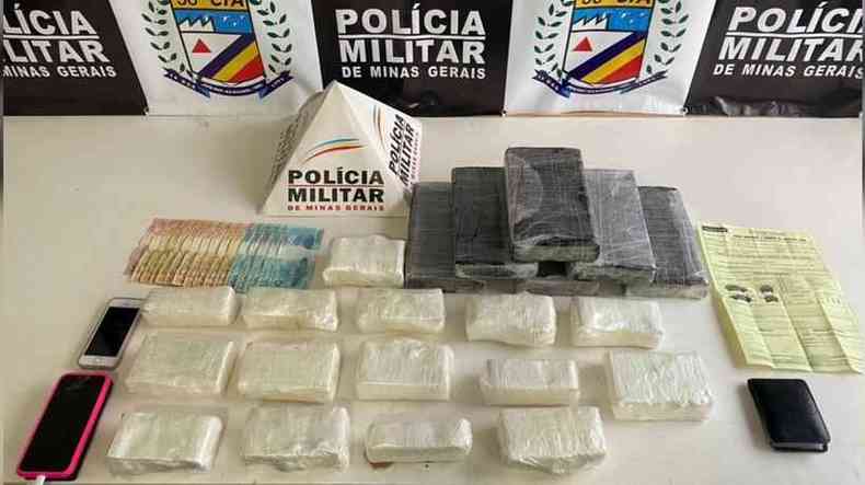 PM encontrou a droga escondida no painel do carro, em Pouso Alegre(foto: Reproduo PMMG)