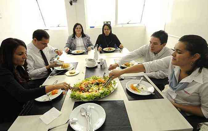 Funcionrios do curso de idiomas compartilha a salda preparada pela copeira da empresa com os ingredientes que trazem de casa(foto: Jair Amaral/EM/D.A Press)